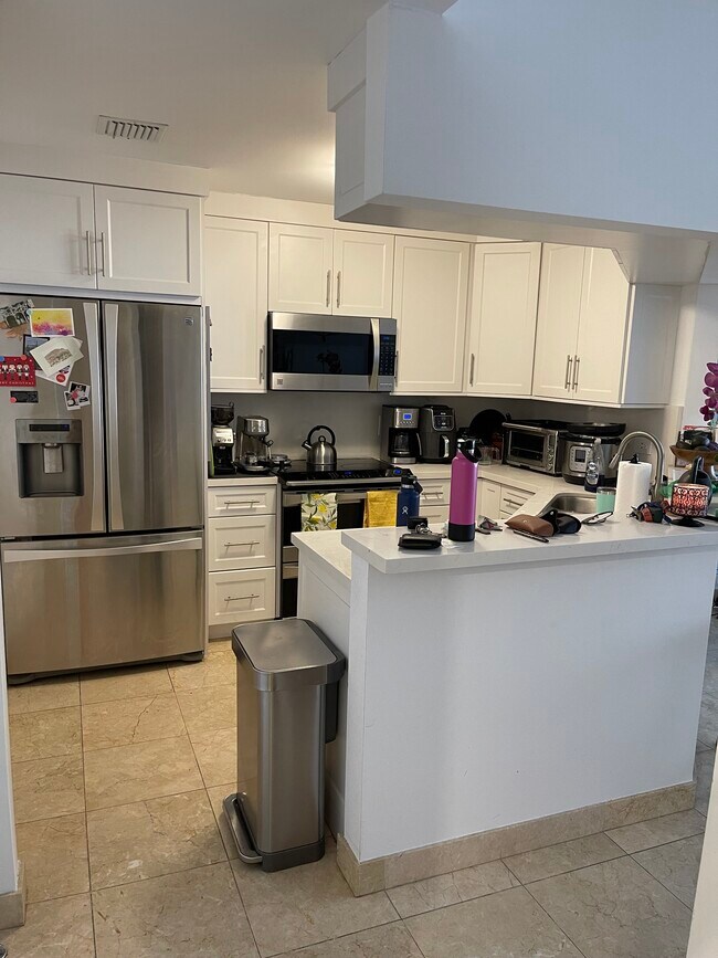 Recently updated kitchen - 801 Brickell Key Blvd