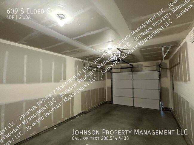 Building Photo - Spacious and Charming 4-Bedroom Duplex in ...