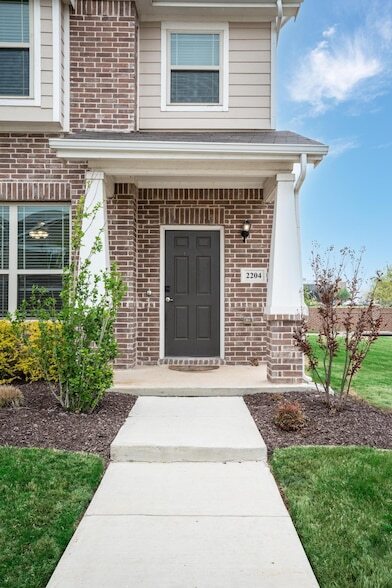 Building Photo - 2204 Greystone Dr