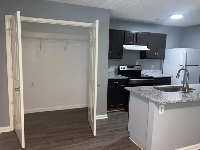 Building Photo - 7700 Bernardo Dr