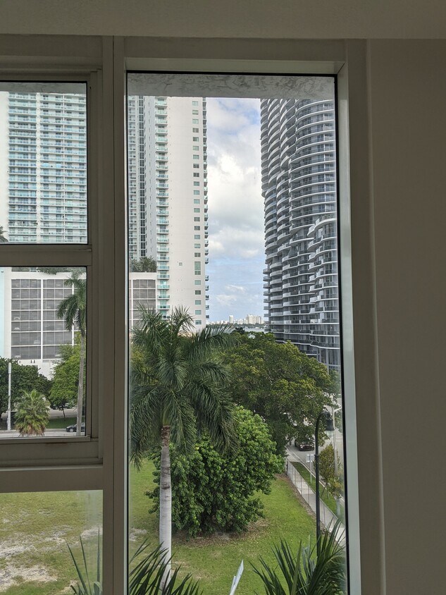 Foto del edificio - 275 NE 18th St
