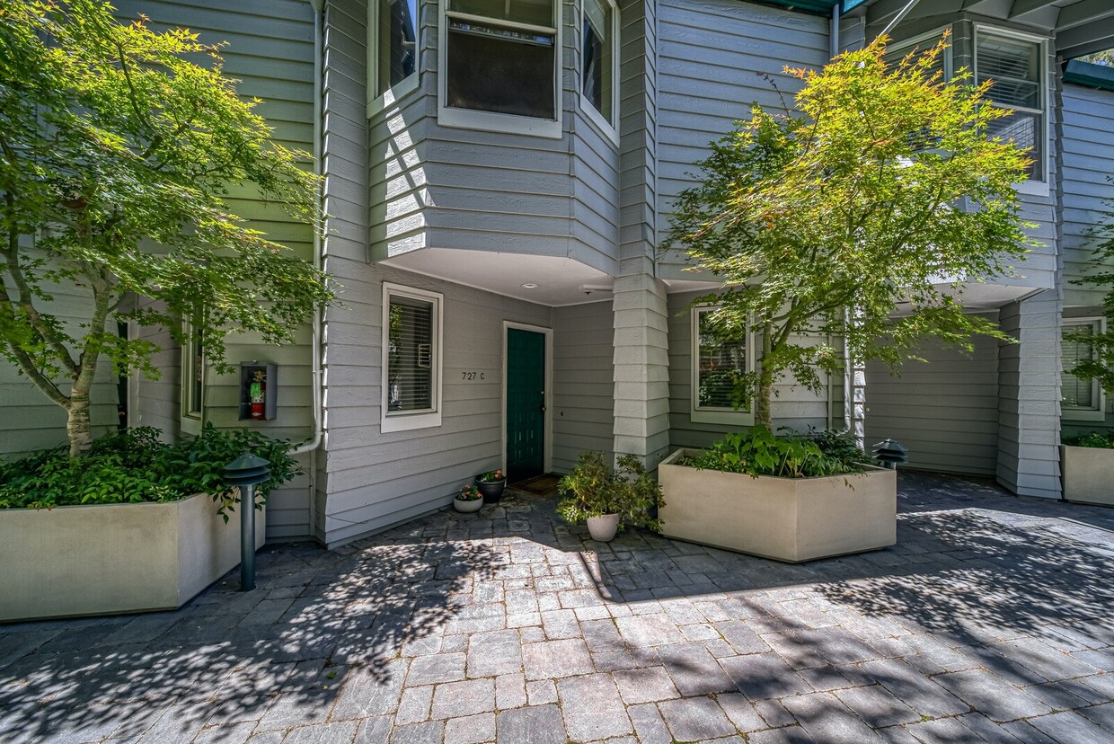 Primary Photo - 727 Loma Verde Avenue, Unit C