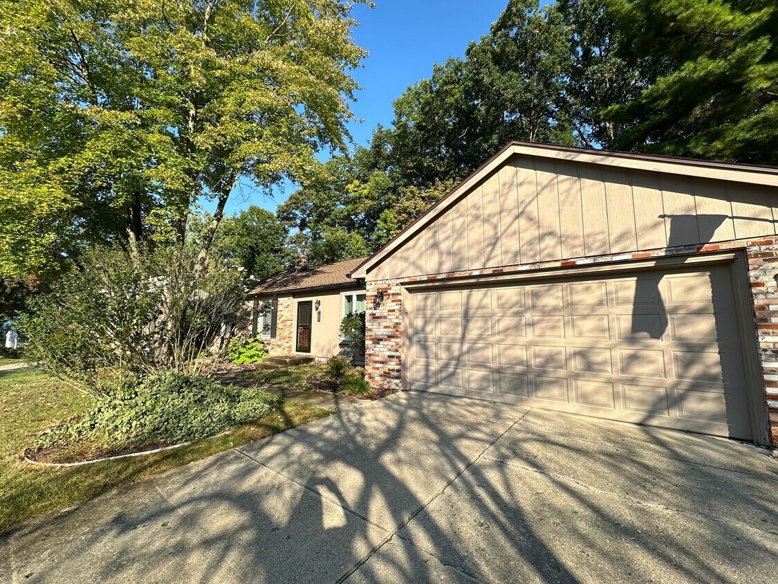 Foto principal - Large 4 bedroom ranch in Forest Hills