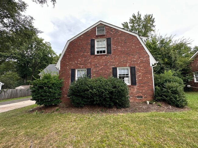 Building Photo - 1701 Bonnie Ln