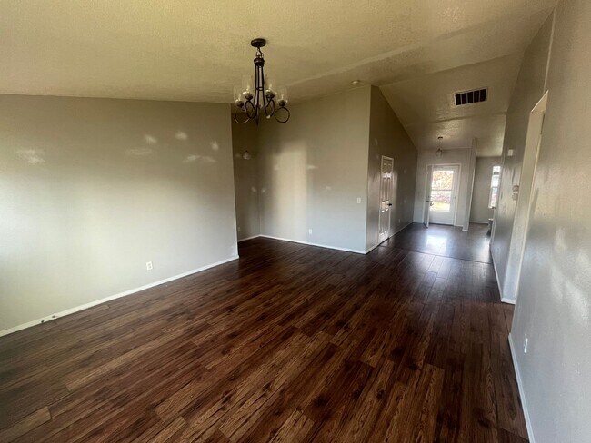 Foto del edificio - Bright & Updated 3-Bed, 2-Bath Home with Private Fenced Yard – No Rear Neighbors!!