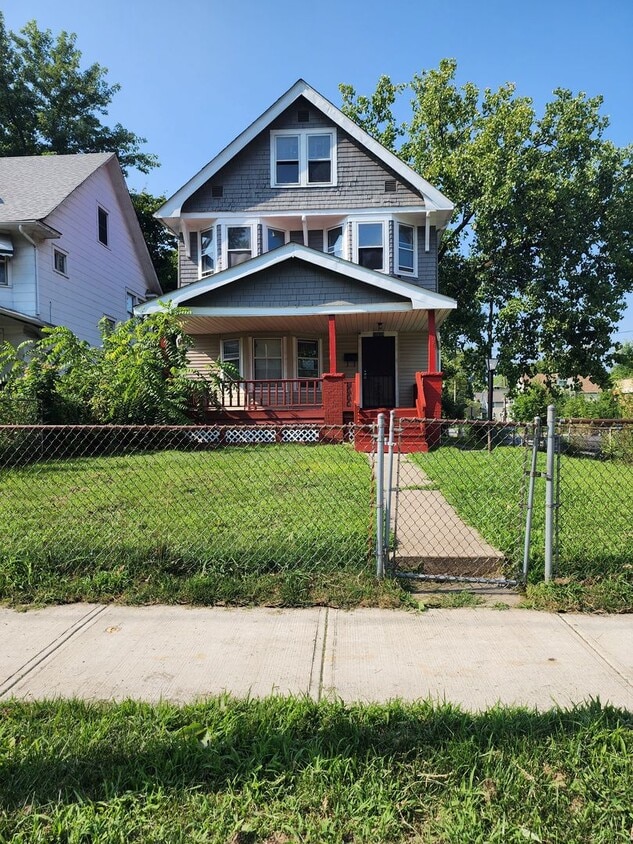 Primary Photo - LARGE 4 Bedroom Home For Rent