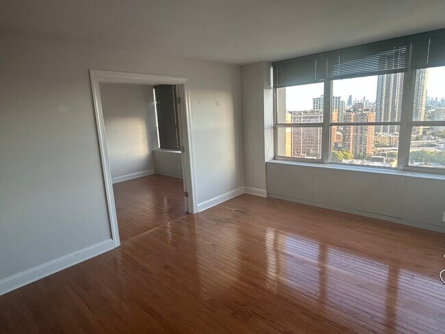 Foto del edificio - 655 W Irving Park Rd