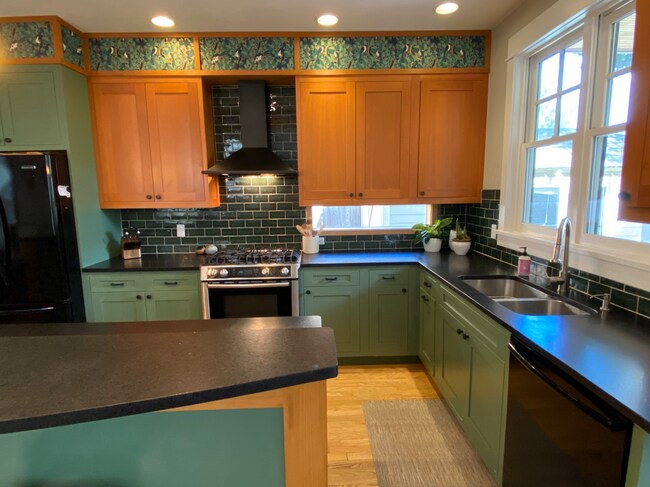 Building Photo - FULLY FURNISHED 4 BED/2.5 BATH HOME IN BOU...