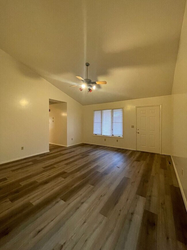 Foto del edificio - Southern Hills 3 Bedroom 2 Bath Duplex-New carpet and new flooring in the bathrooms