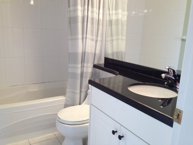 Photo du bâtiment - 811-1811 Helmcken St