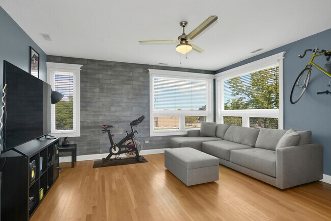 Foto del edificio - 2135 W Adams St
