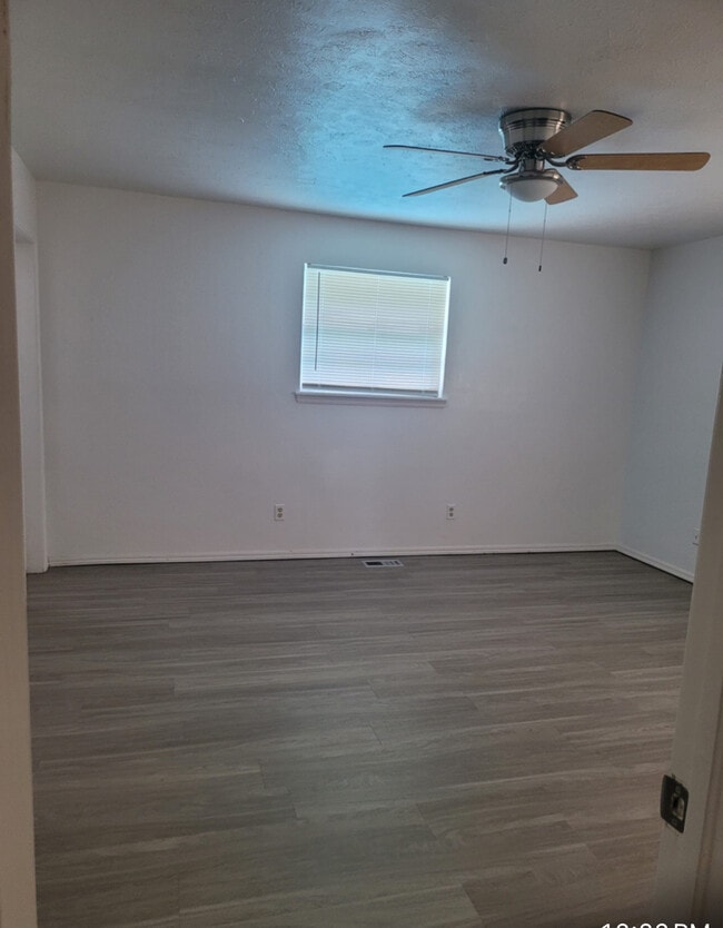 Master bedroom - 3112 N Viewpoint Dr