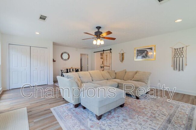 Building Photo - 1514 Crest Dr