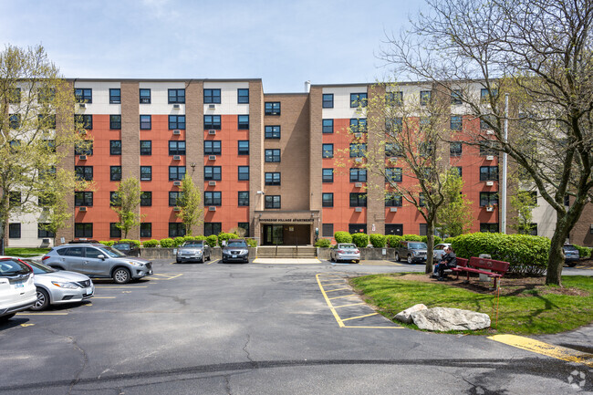 Vista amplia de la entrada principal - Riveredge Village Apartments