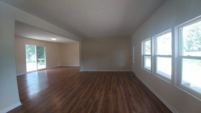 Building Photo - **SPACIOUS RANCH w/LARGE MASTER -WALK in C...