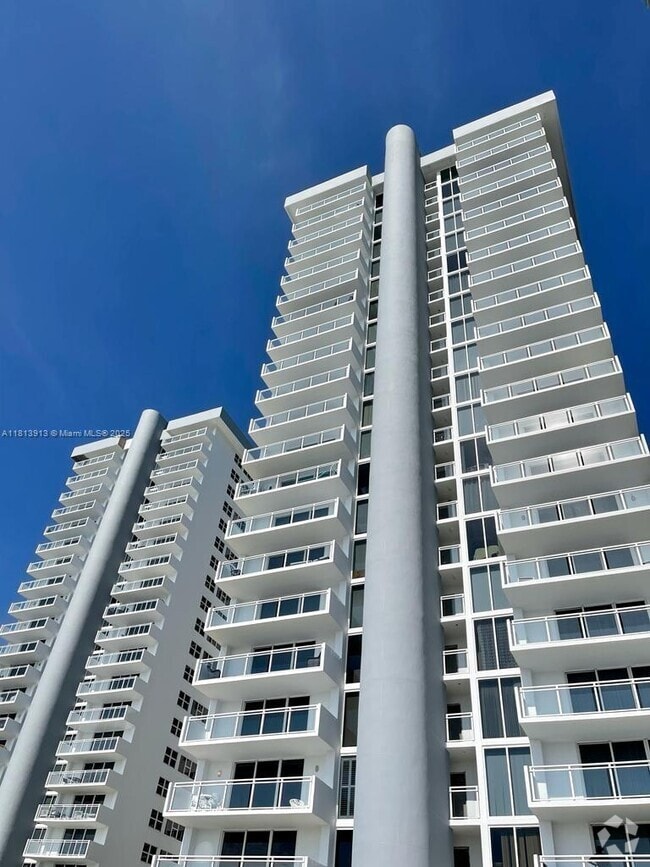 Building Photo - 2030 S Ocean Dr