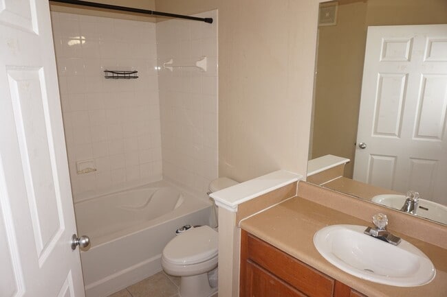 Foto del edificio - Villa Valencia Spacious 2 Bed 2 Bath Near Valencia Community College and 408