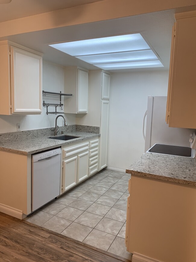 Foto del edificio - 10214 Black Mountain Rd