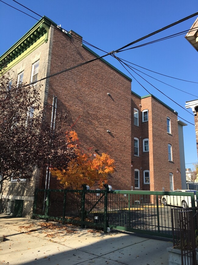 Building Photo - 358 Summer Ave