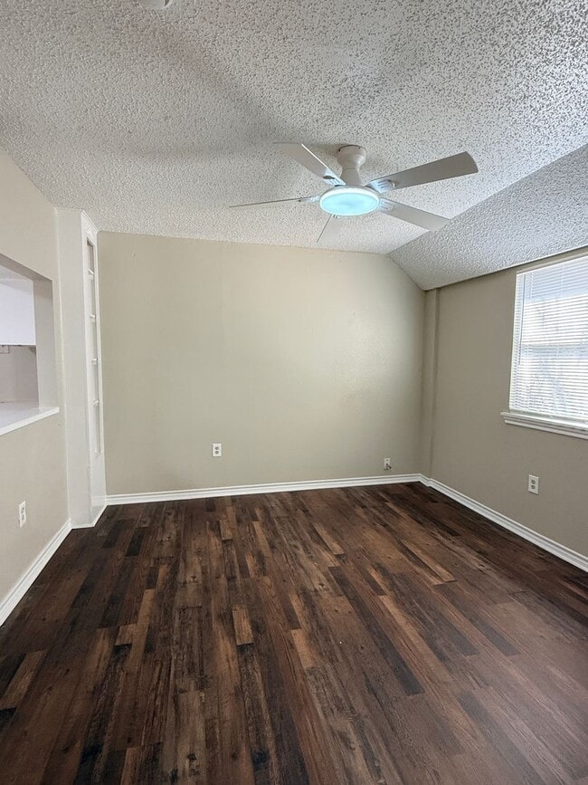 Foto del edificio - 3 Bedroom 2 Bath 2 Story Updated