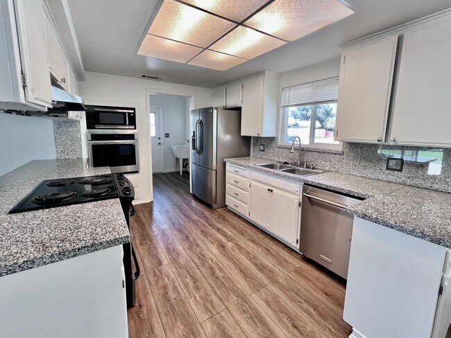 Building Photo - $2,395 Clinton & Maple, 3 Bedroom 2 Bathro...