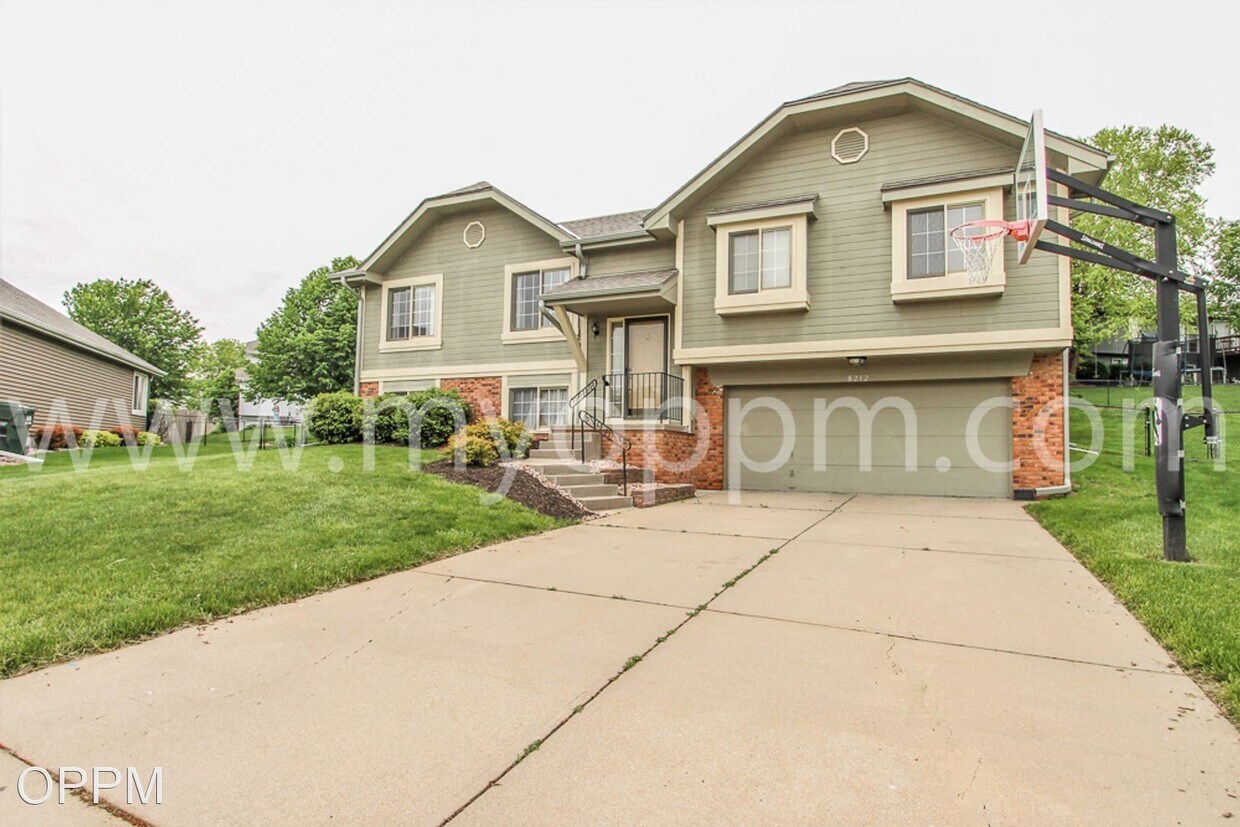 Primary Photo - 4 br, 3 bath House - 8212 S. 67th Ct.