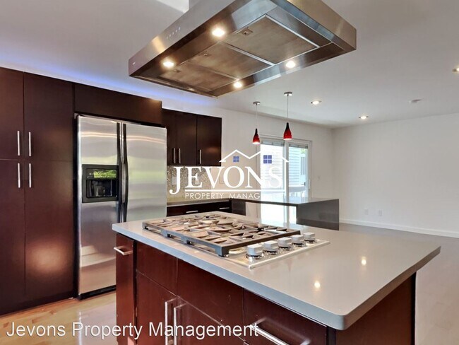 Foto del edificio - 3 br, 2 bath House - 9051 36th Ave SW