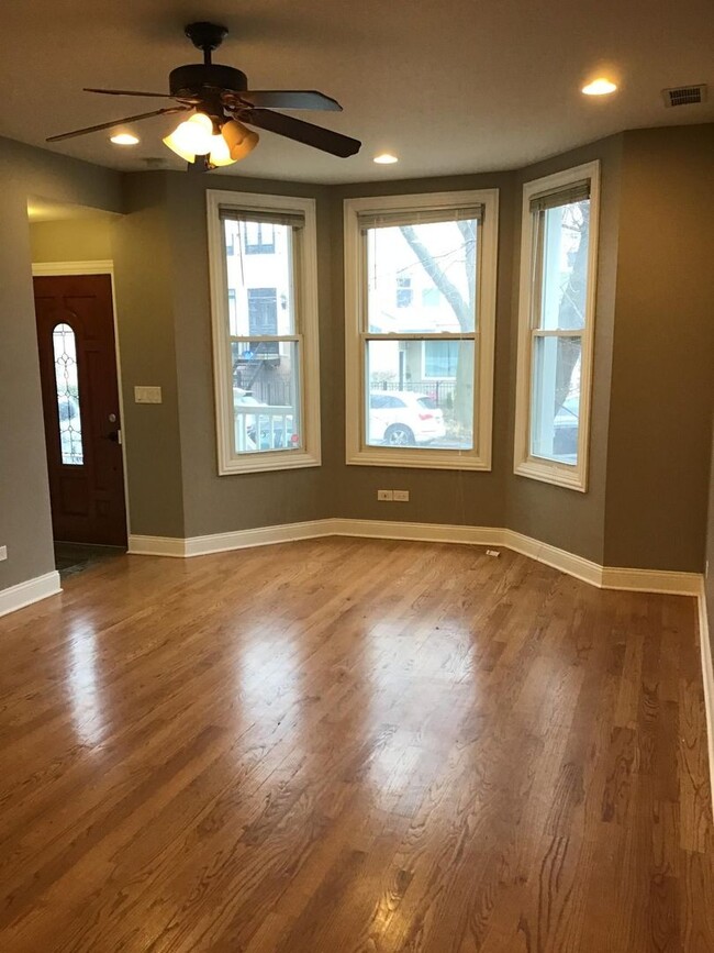 Foto del edificio - 2724 N Marshfield Ave