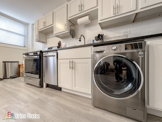 Building Photo - 730 W Roscoe St