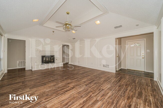 Building Photo - 3941 Los Robles Dr
