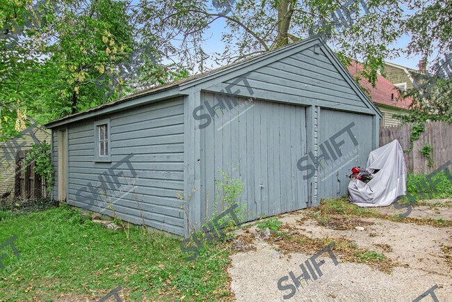 Building Photo - 1714 Eastern - newly updated two bedroom u...