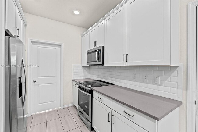 Foto del edificio - 1190 Eucalyptus Dr