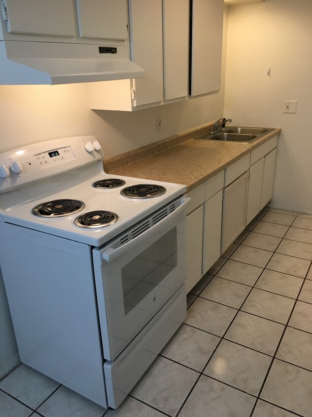 Kitchen - 3111 W Heritage Dr