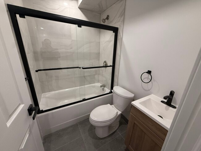 Photo du bâtiment - 7032 Rue Birnam