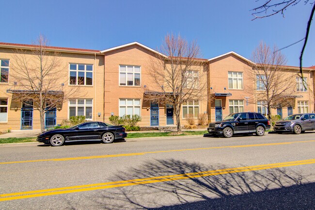 Building Photo - 180 Roslyn St