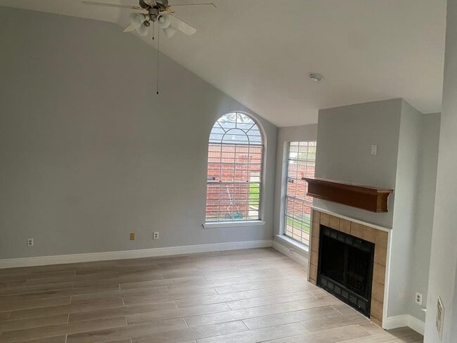 Foto del edificio - 9339 Stonecreek Ln