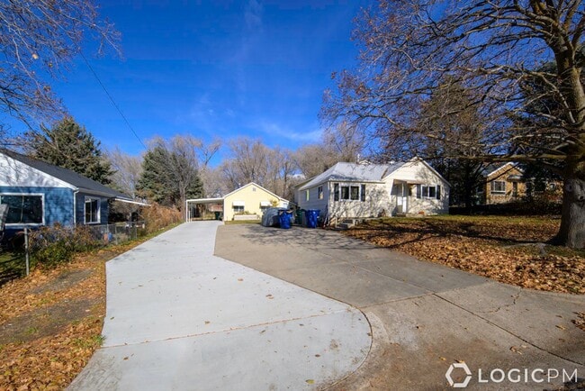 Building Photo - 1238 Oak St