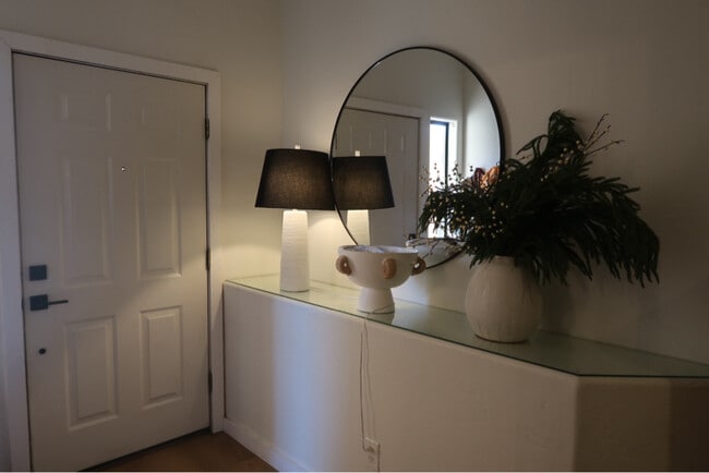 Building Photo - 525 N Miller Rd