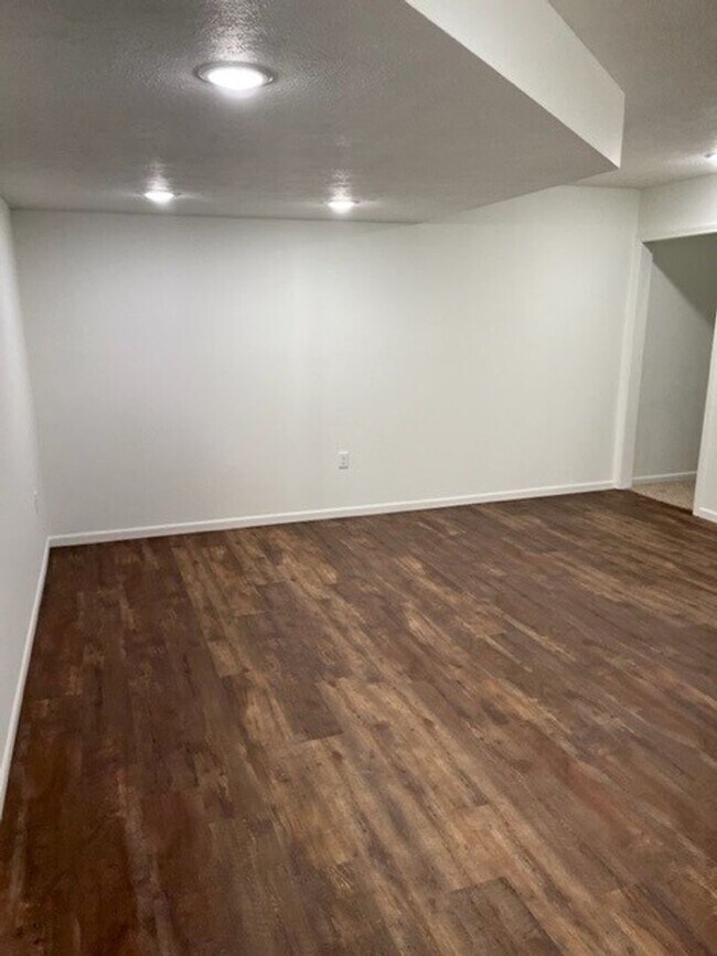 Building Photo - Beautiful 5bed/3bath with Basement!