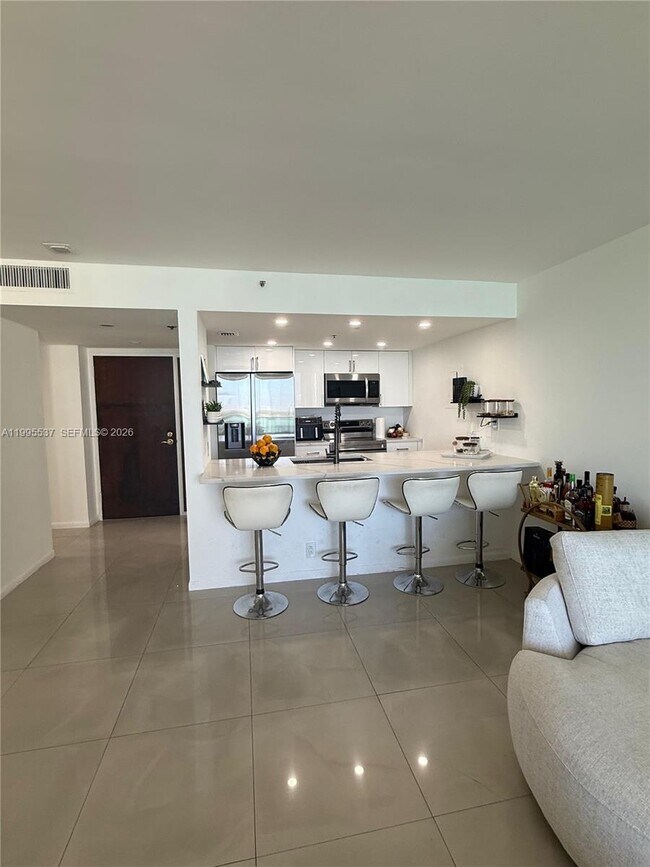 Foto del edificio - 7601 E Treasure Dr