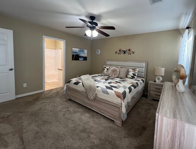Foto del edificio - 5211 Blue Haven Dr
