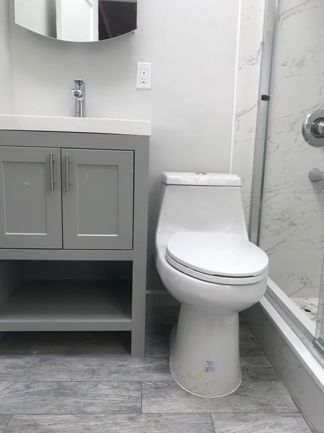bathroom has sky light - 1424 E Florida St