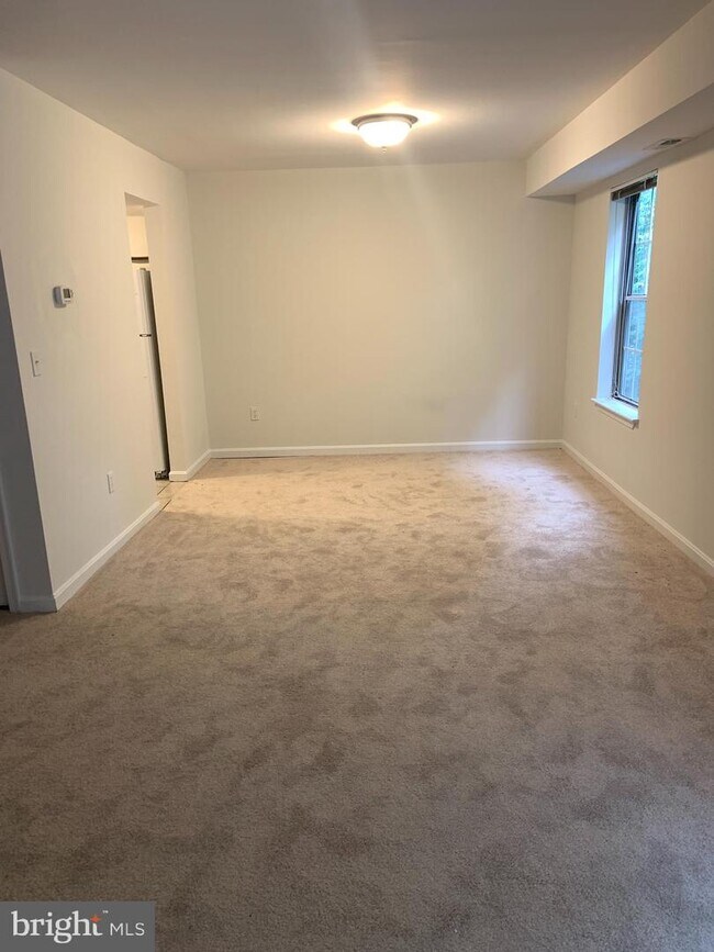 Building Photo - 664 Newbridge Ct