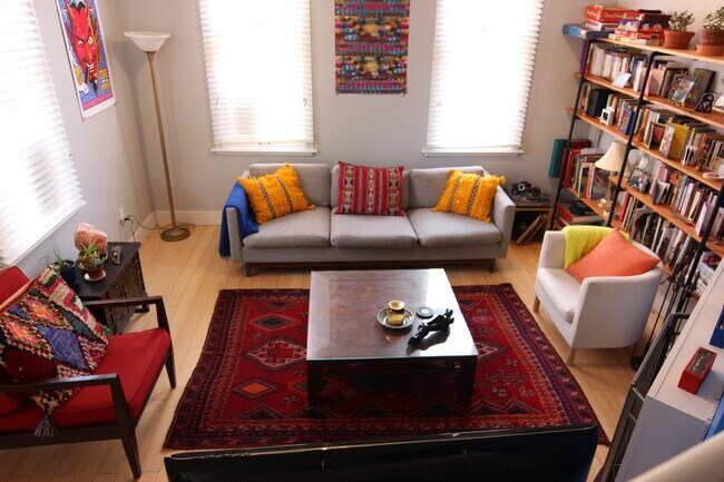 Sala de estar, mucha luz natural. - 1626 Carroll St