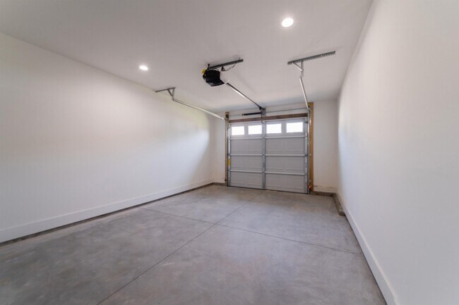 Foto del edificio - 916 Sparrow Ln