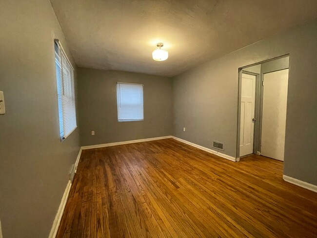 Building Photo - Cozy 2 Bedroom/ 1 Bathroom Home in Gary, IN
