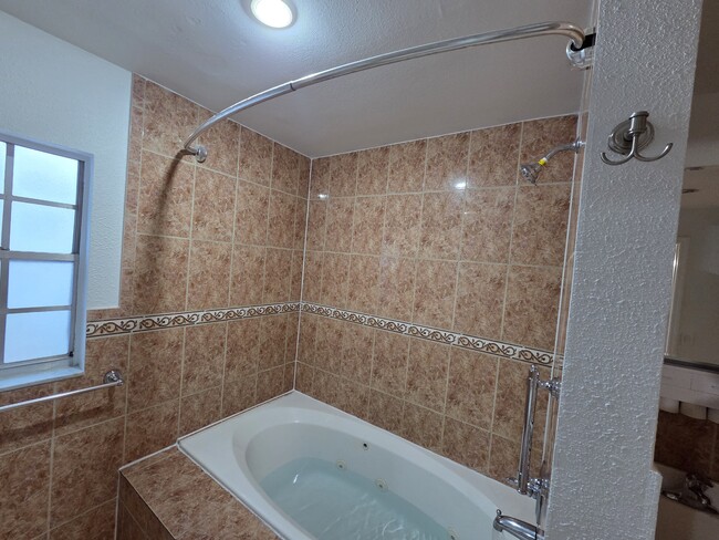 Foto del edificio - 606 Lakespur Ln