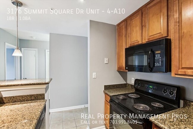 Building Photo - 3176 Summit Square Dr