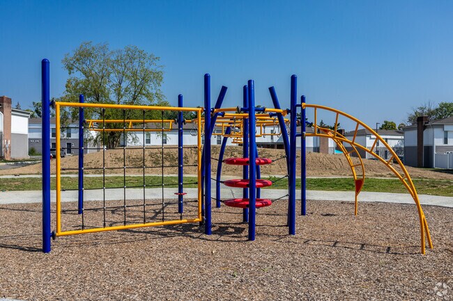 Área de juegos para niños en el lugar - Northern Place-2 BD Townhome w Full Basement