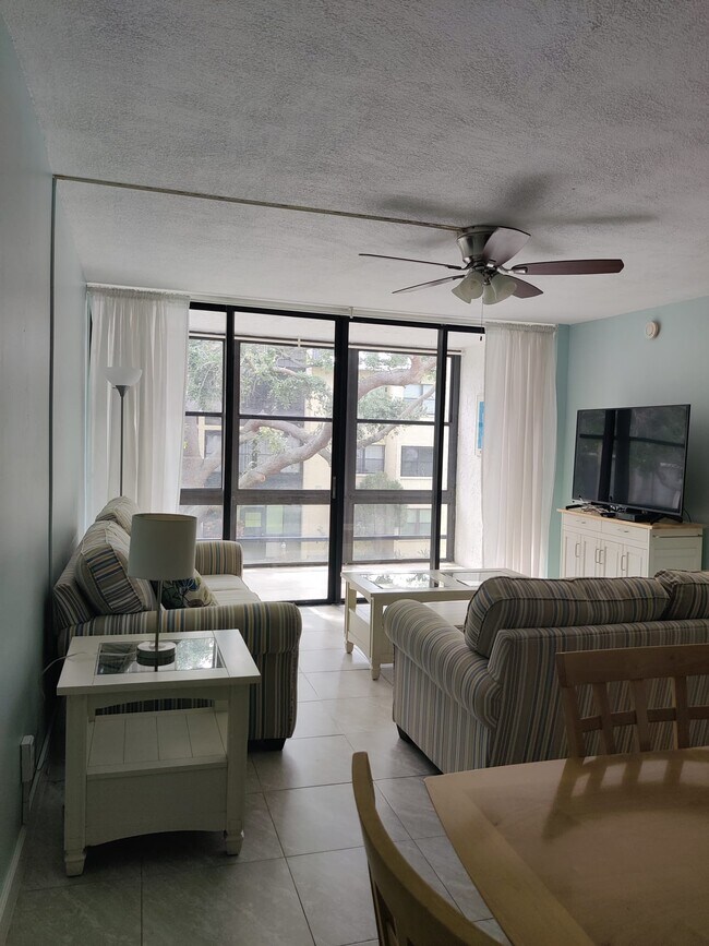 Foto del edificio - 14130 Rosemary Ln